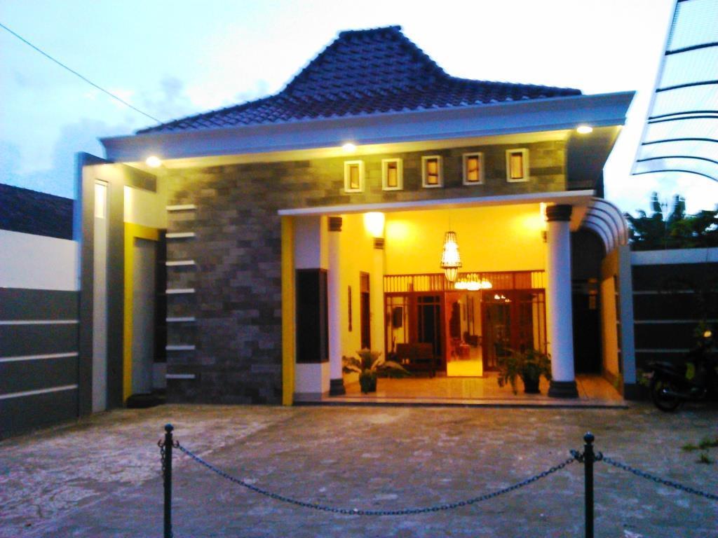Griya Putri Dewi Guesthouse Джокякарта Екстериор снимка