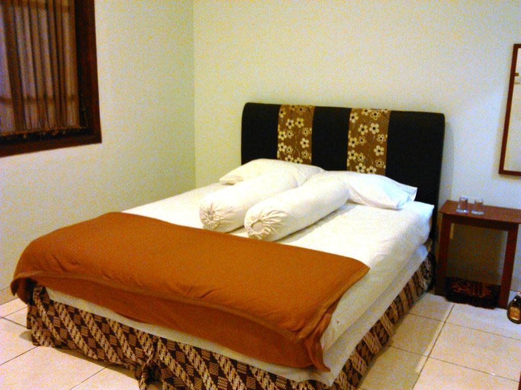 Griya Putri Dewi Guesthouse Джокякарта Екстериор снимка