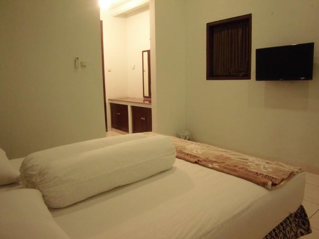 Griya Putri Dewi Guesthouse Джокякарта Екстериор снимка