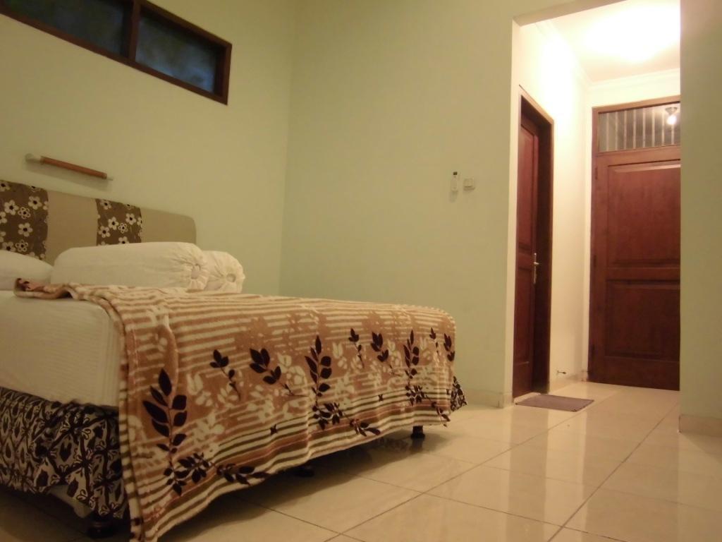 Griya Putri Dewi Guesthouse Джокякарта Екстериор снимка