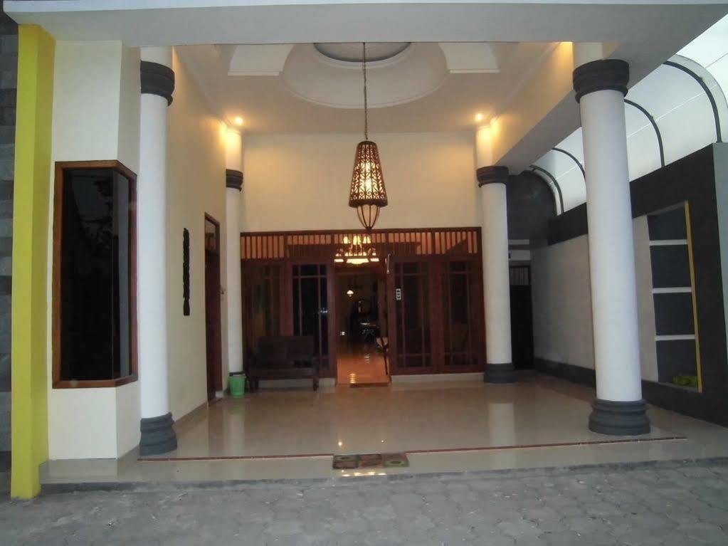 Griya Putri Dewi Guesthouse Джокякарта Екстериор снимка