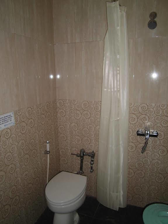 Griya Putri Dewi Guesthouse Джокякарта Екстериор снимка