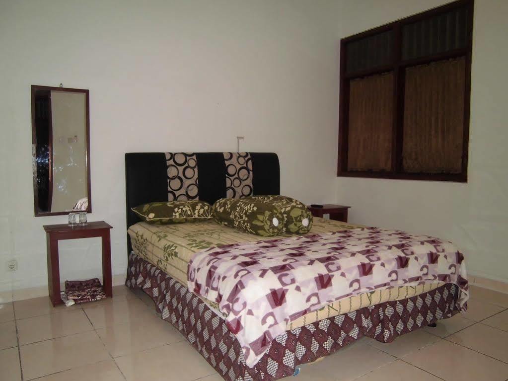 Griya Putri Dewi Guesthouse Джокякарта Екстериор снимка