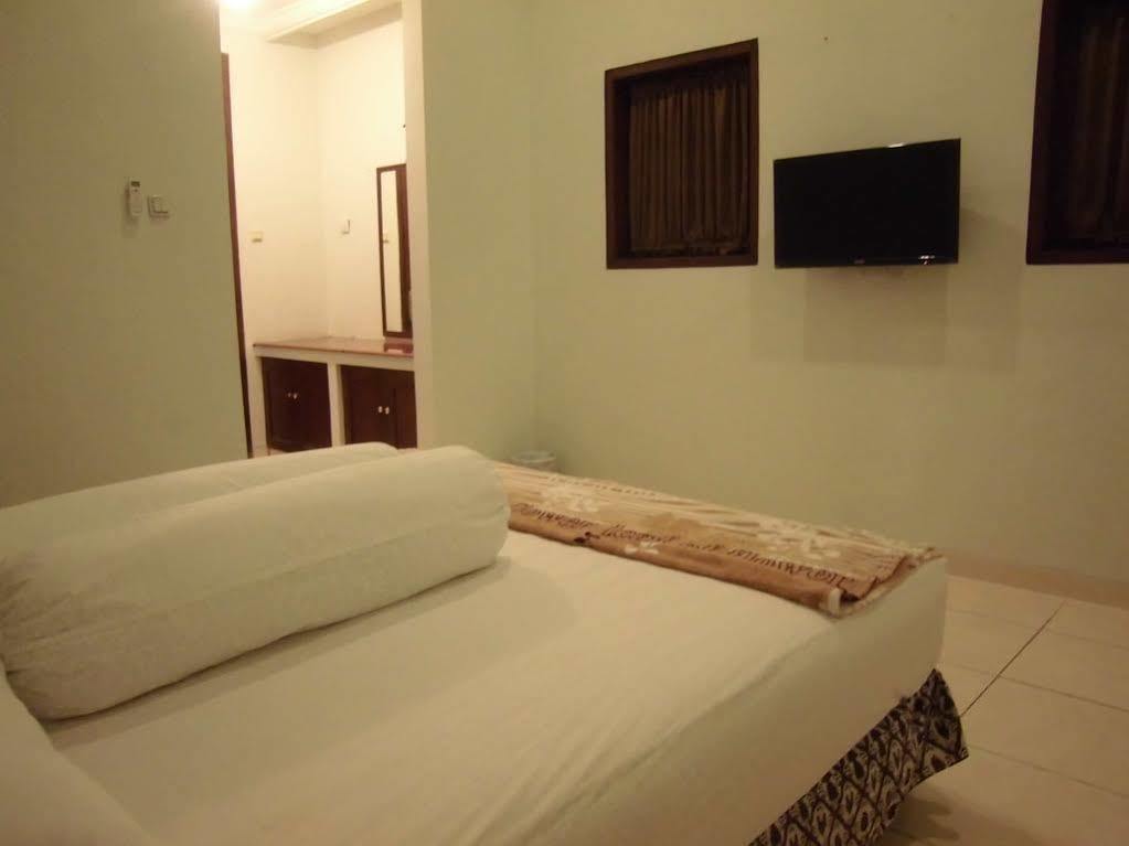 Griya Putri Dewi Guesthouse Джокякарта Екстериор снимка