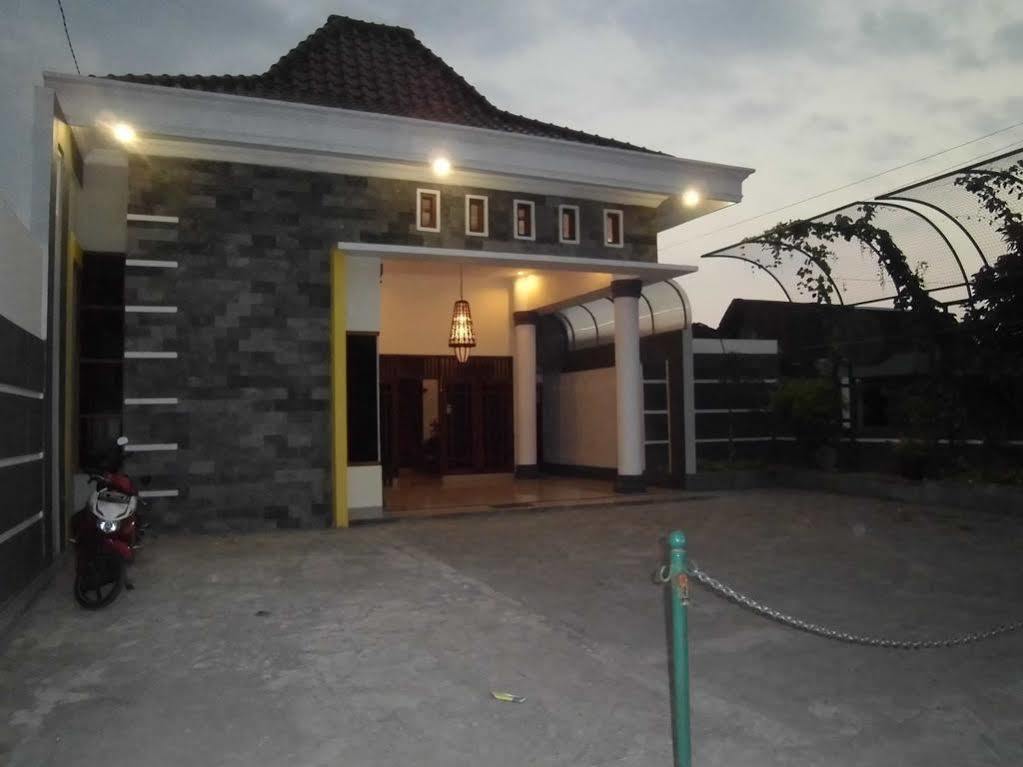 Griya Putri Dewi Guesthouse Джокякарта Екстериор снимка