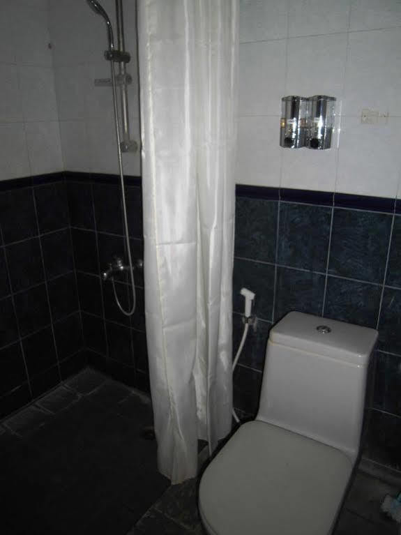Griya Putri Dewi Guesthouse Джокякарта Екстериор снимка