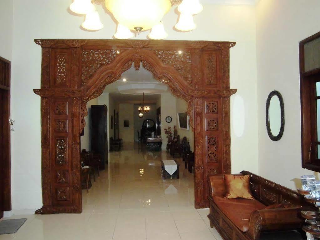 Griya Putri Dewi Guesthouse Джокякарта Екстериор снимка