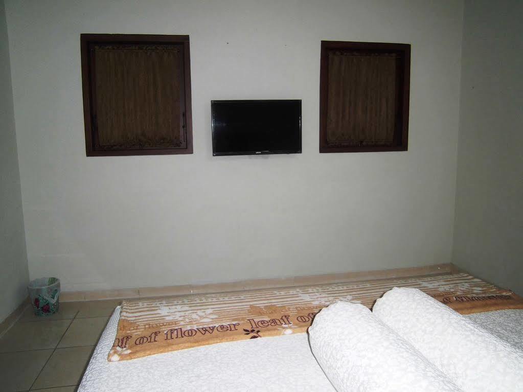 Griya Putri Dewi Guesthouse Джокякарта Екстериор снимка